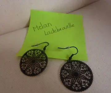 boucles oreilles noires, Inconnue