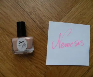 vernis beige, Ciaté
