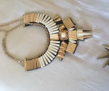 Collier, Inconnue