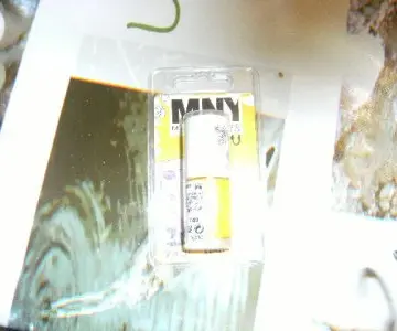 vernis a ongles de couleur jaune, Maybelline