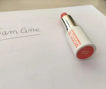 rouge à lèvres orangé, ModelCo