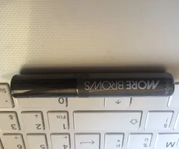 Morebrows macara à sourcils, ModelCo