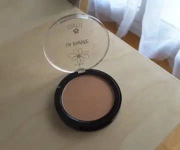 Poudre compacte, Avril