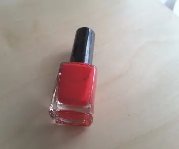 Vernis rouge, Neant
