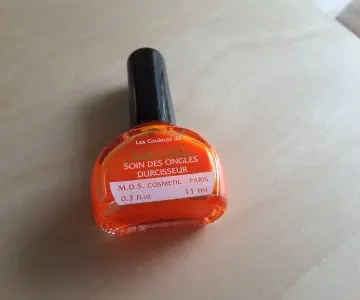 Vernis orange néon, Salomé
