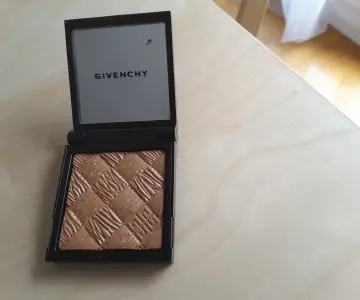 Poudre bonne mine, Givenchy