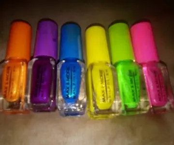 6 petit vernis, Max & More