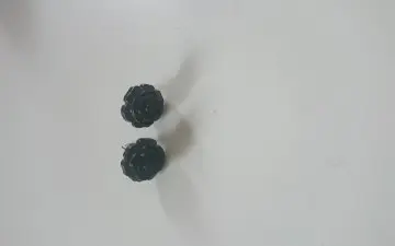 Boucle d'oreille fleur noir, Inconnue