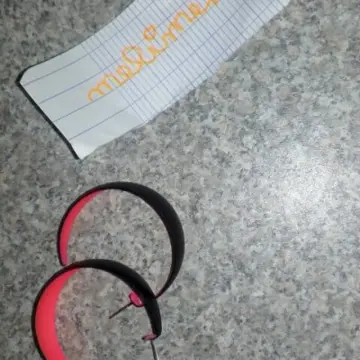 Boucle d'oreille noir intérieur rose, Inconnue