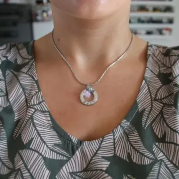 Collier argenté, Inconnue