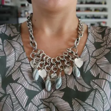 Collier argenté et bleu/gris, Inconnue