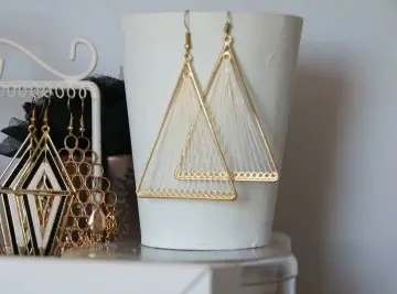Boucles d'oreilles blanche et doré, Inconnue