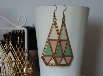 Boucles d'oreilles verte, rose et blanche, Inconnue