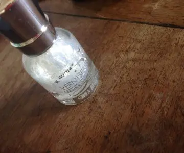 Vernis pailleté, Modélite