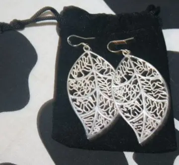 Boucles d'oreilles fantaisie, Inconnue