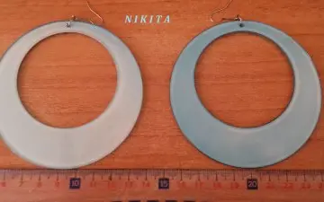 Boucle d'oreille bleu, Inconnue