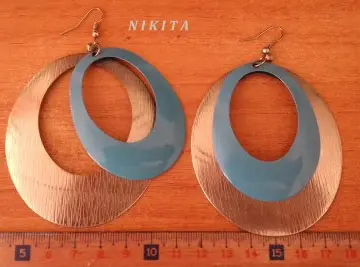 Boucle d'oreille bleu, Inconnue