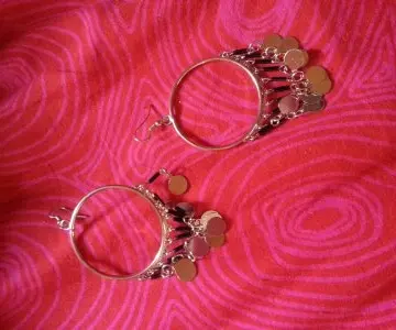 boucle d'oreille, Inconnue