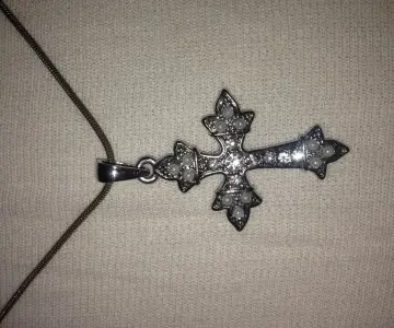 Collier croix style gothique, Inconnue