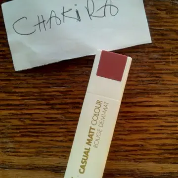 Rouge à lèvre mat, UNE Beauty