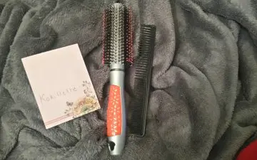 Brosse ronde et peigne plastique, Inconnue