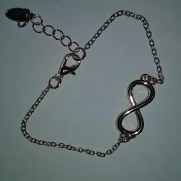 bracelet infinity, Inconnue