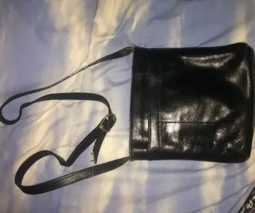 Sacoche noir cuir, Inconnue
