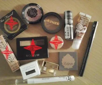 Différents produits de Maquillage, Inconnue