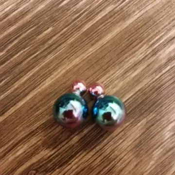 Boucles oreilles chrome, Inconnue