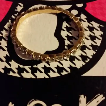 Bracelet strass, Inconnue