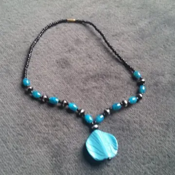 Collier Fantaisie Bleu, Inconnue