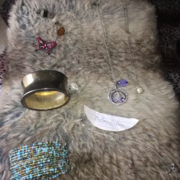 Bracelets, colliers, bagues, broche, Inconnue