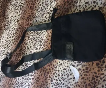 Sac bandoulière noir, Inconnue