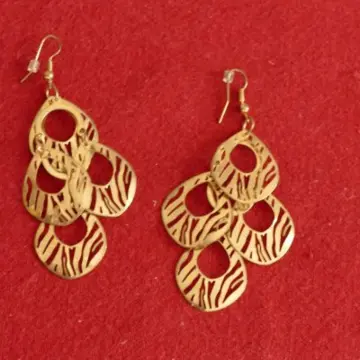 Boucles d'oreilles pendantes dorées, Inconnue