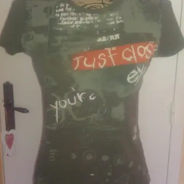 T shirt kaki, Cache cache