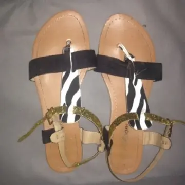 Sandales noire zébrées, Inconnue
