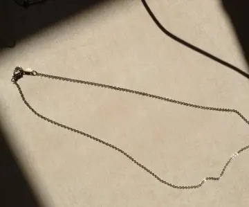 Chaîne argent, Inconnue