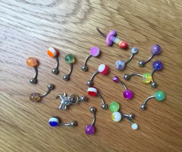 Lot piercings nombril, Inconnue