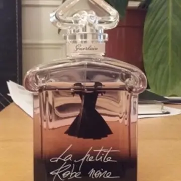 La petite robe noire, Guerlain