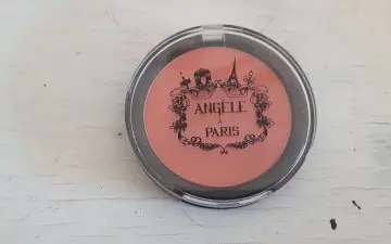 blush, Angèle à Paris