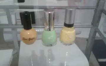 Vernis à ongles, Inconnue