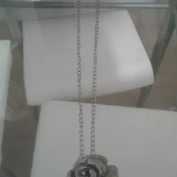 Collier métal, Inconnue
