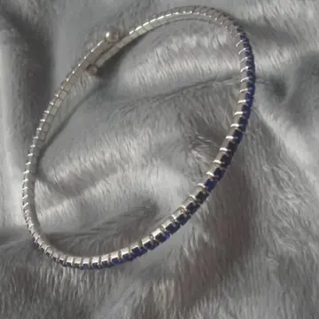 Bracelet fin à petits diamants bleus, Inconnue
