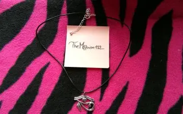 Collier fantaisie, Six
