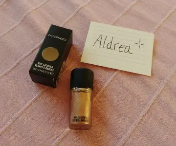 Vernis doré, MAC Cosmetics