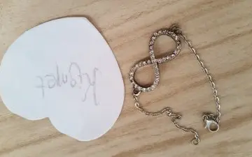 Bracelet infini, Inconnue