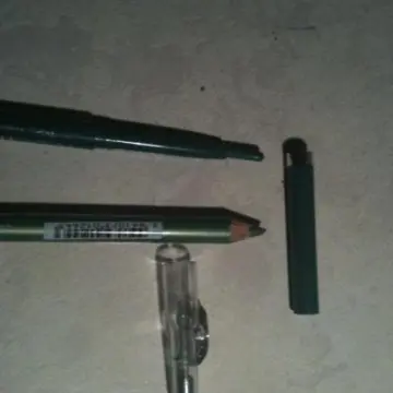 Crayon & eyeliner vert, Inconnue