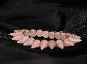 Bracelet à clous, Claire's