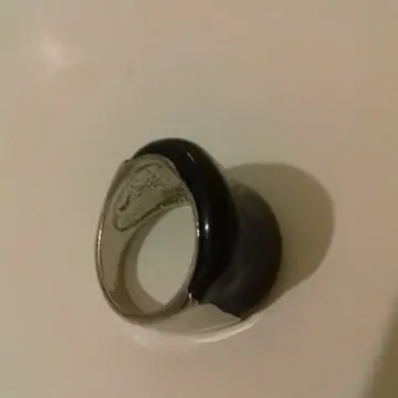 Bague argentée & noire, Inconnue
