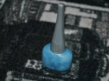 Vernis bleu clair, Inconnue